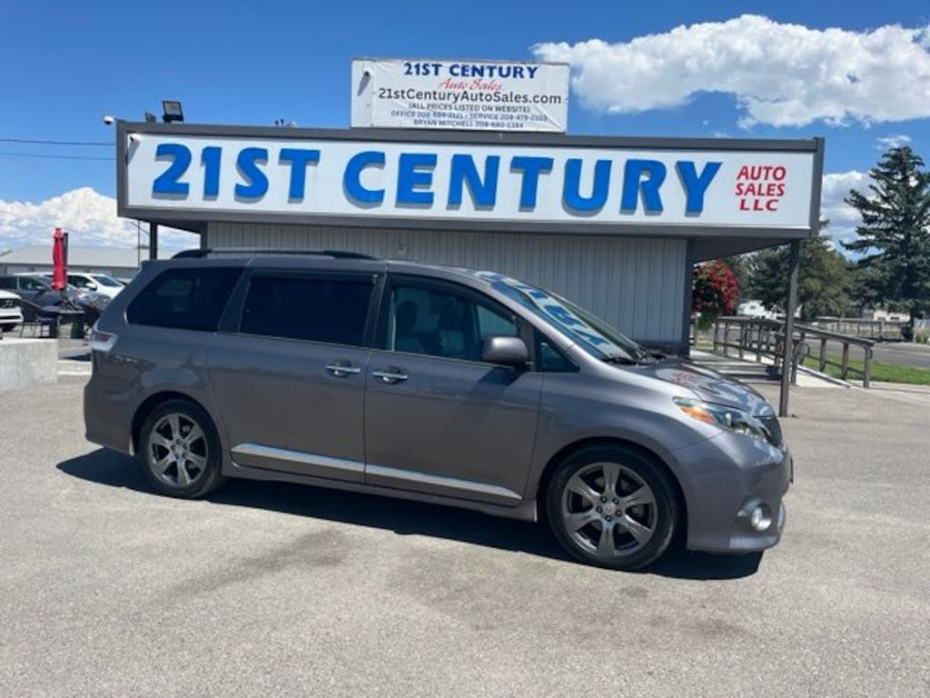 Used 2017 Toyota Sienna SE Premium 8 Passenger Van Passenger Van