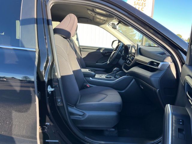 2024 Toyota Highlander LE - Photo 29