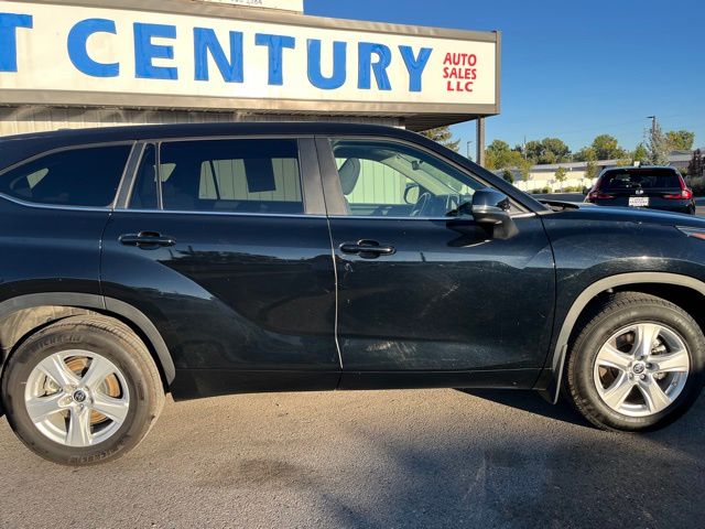 2024 Toyota Highlander LE - Photo 12