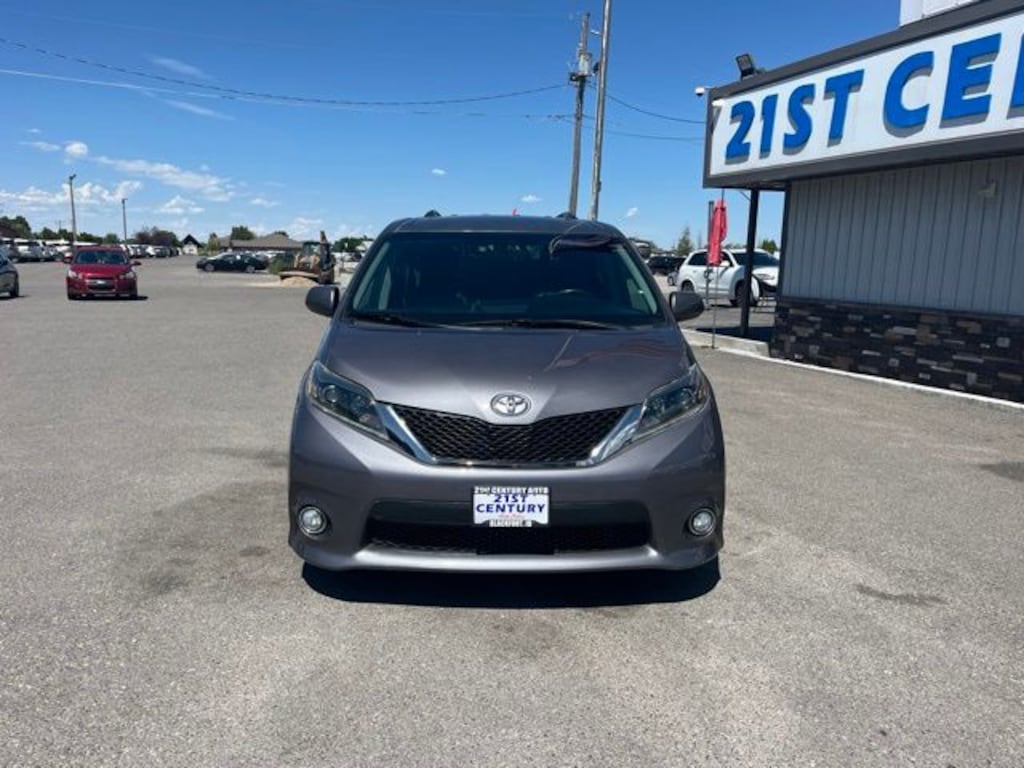 Used 2017 Toyota Sienna SE Premium 8 Passenger Van Passenger Van