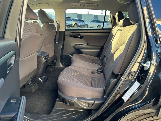2024 Toyota Highlander LE - Photo 27