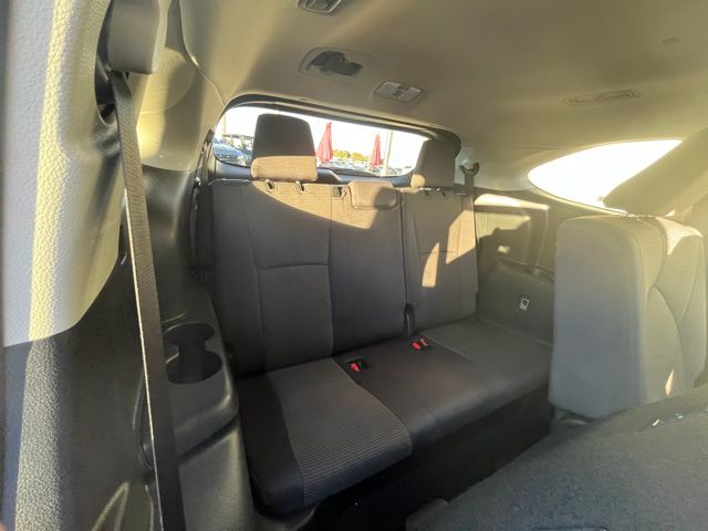 2024 Toyota Highlander LE - Photo 31