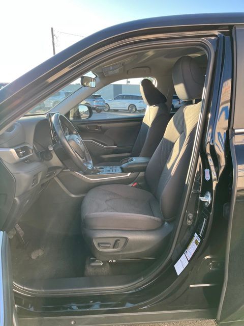 2024 Toyota Highlander LE - Photo 26
