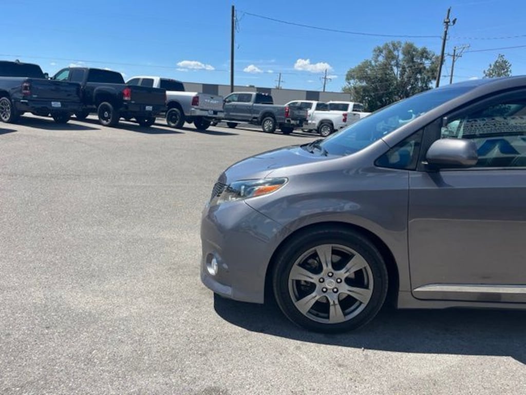 Used 2017 Toyota Sienna SE Premium 8 Passenger Van Passenger Van