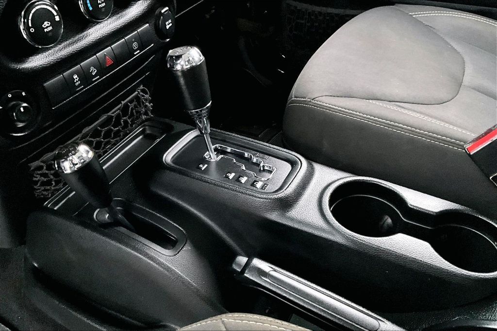 2017 Jeep Wrangler Unlimited Sahara - Photo 16