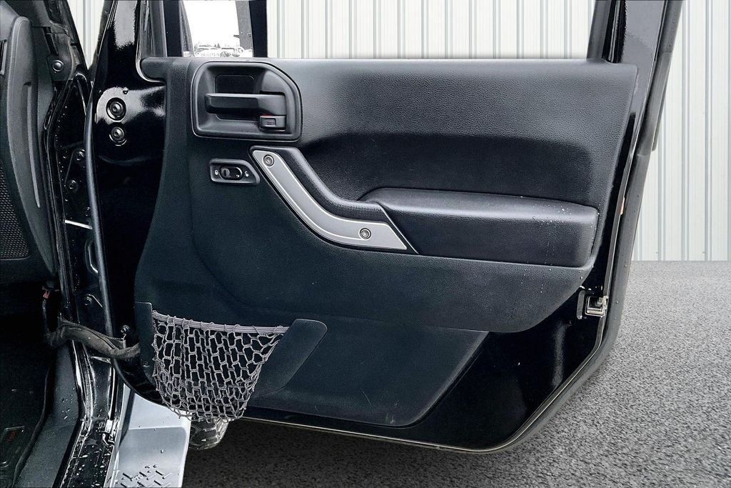 2017 Jeep Wrangler Unlimited Sahara - Photo 24