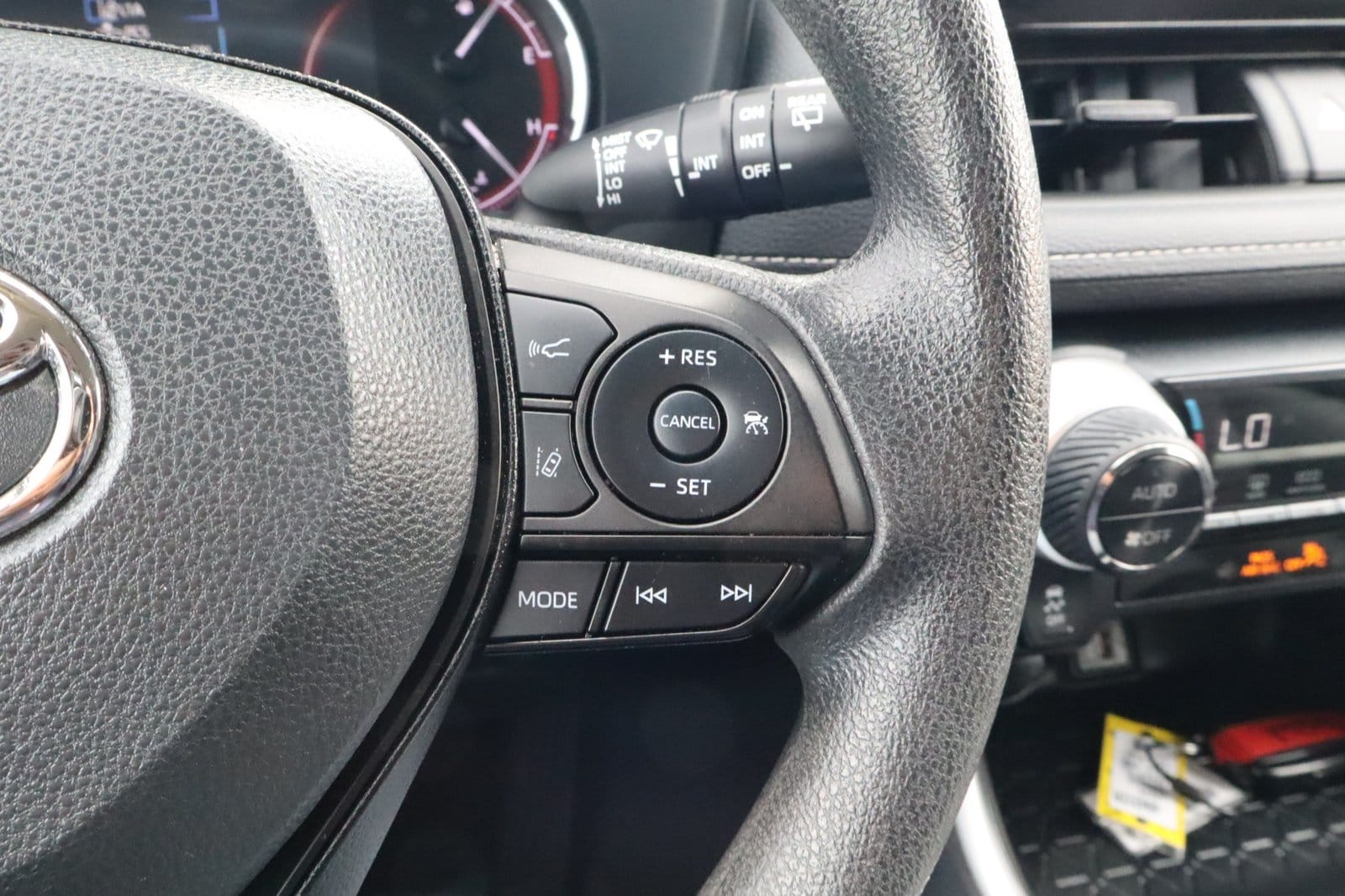2024 Toyota RAV4 XLE - Photo 25