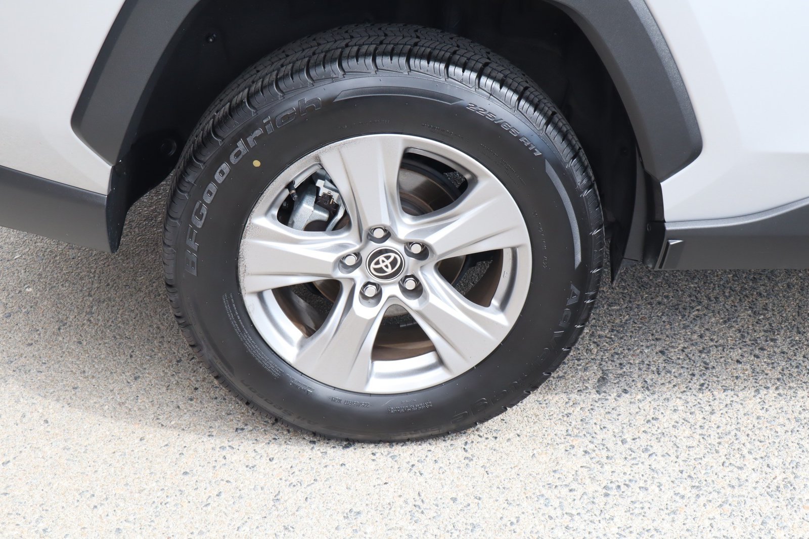 2024 Toyota RAV4 XLE - Photo 11