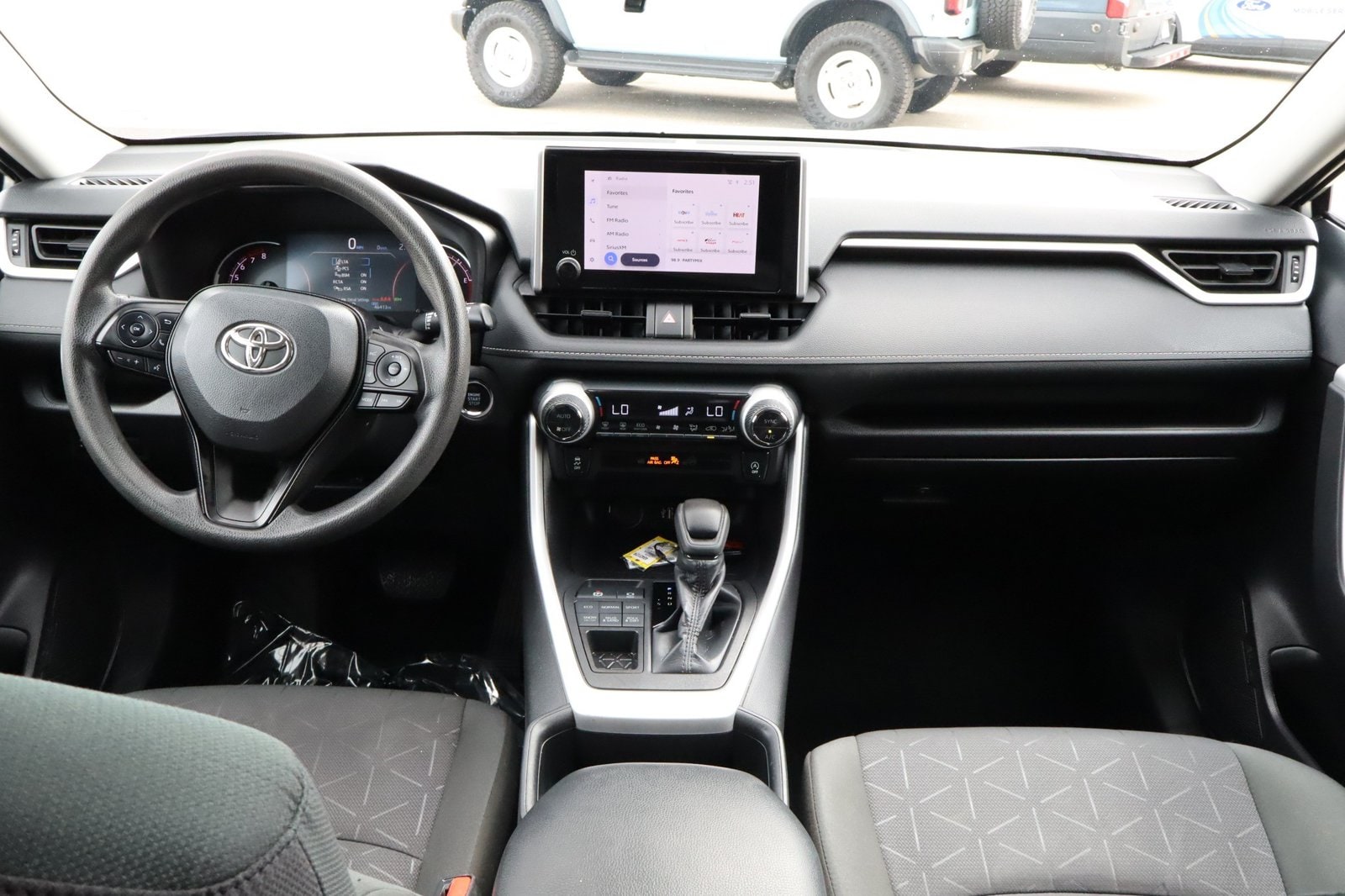 2024 Toyota RAV4 XLE - Photo 27