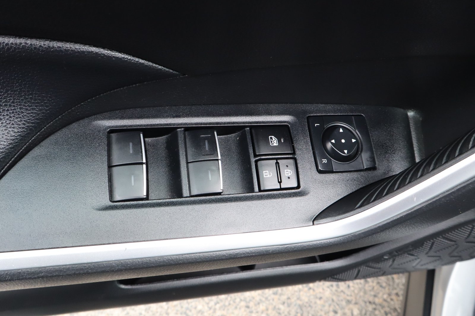 2024 Toyota RAV4 XLE - Photo 19