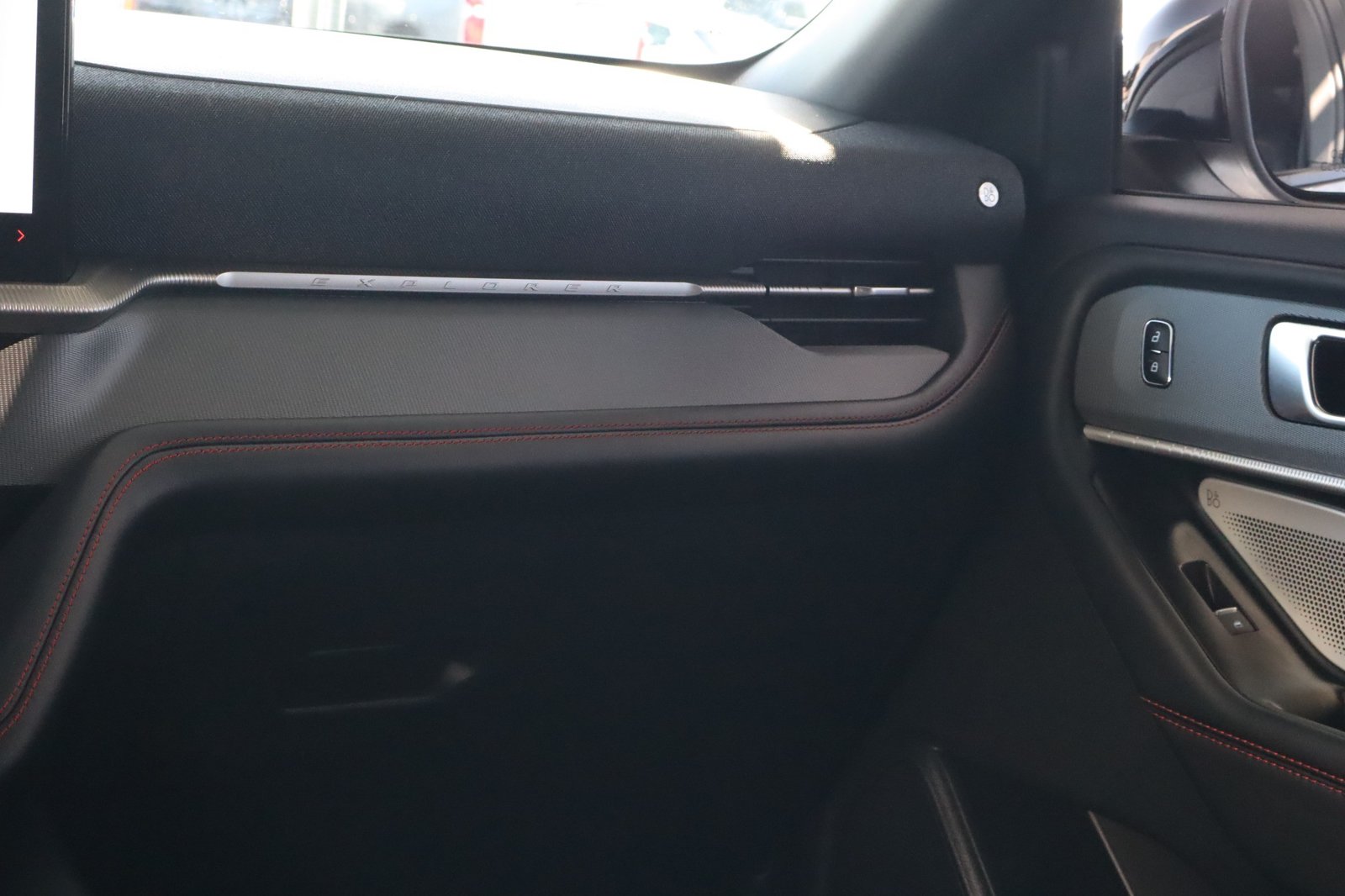 2025 Ford Explorer ST - Photo 31