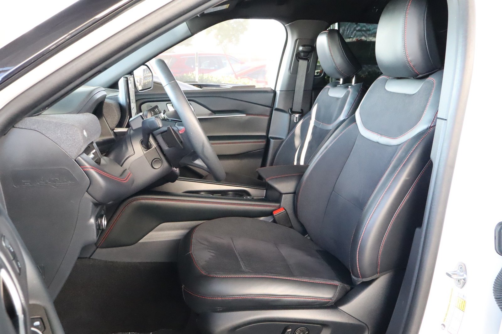 2025 Ford Explorer ST - Photo 20