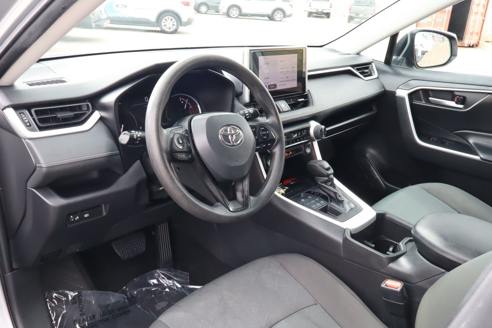 2024 Toyota RAV4 XLE - Photo 17