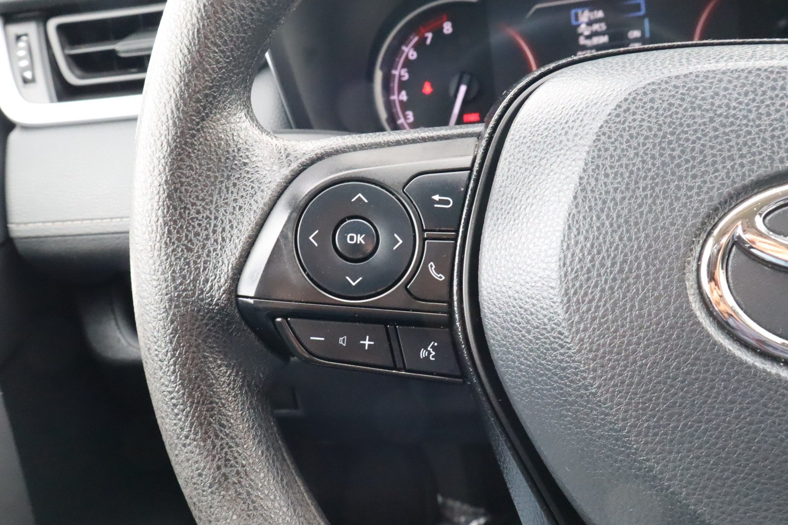2024 Toyota RAV4 XLE - Photo 24