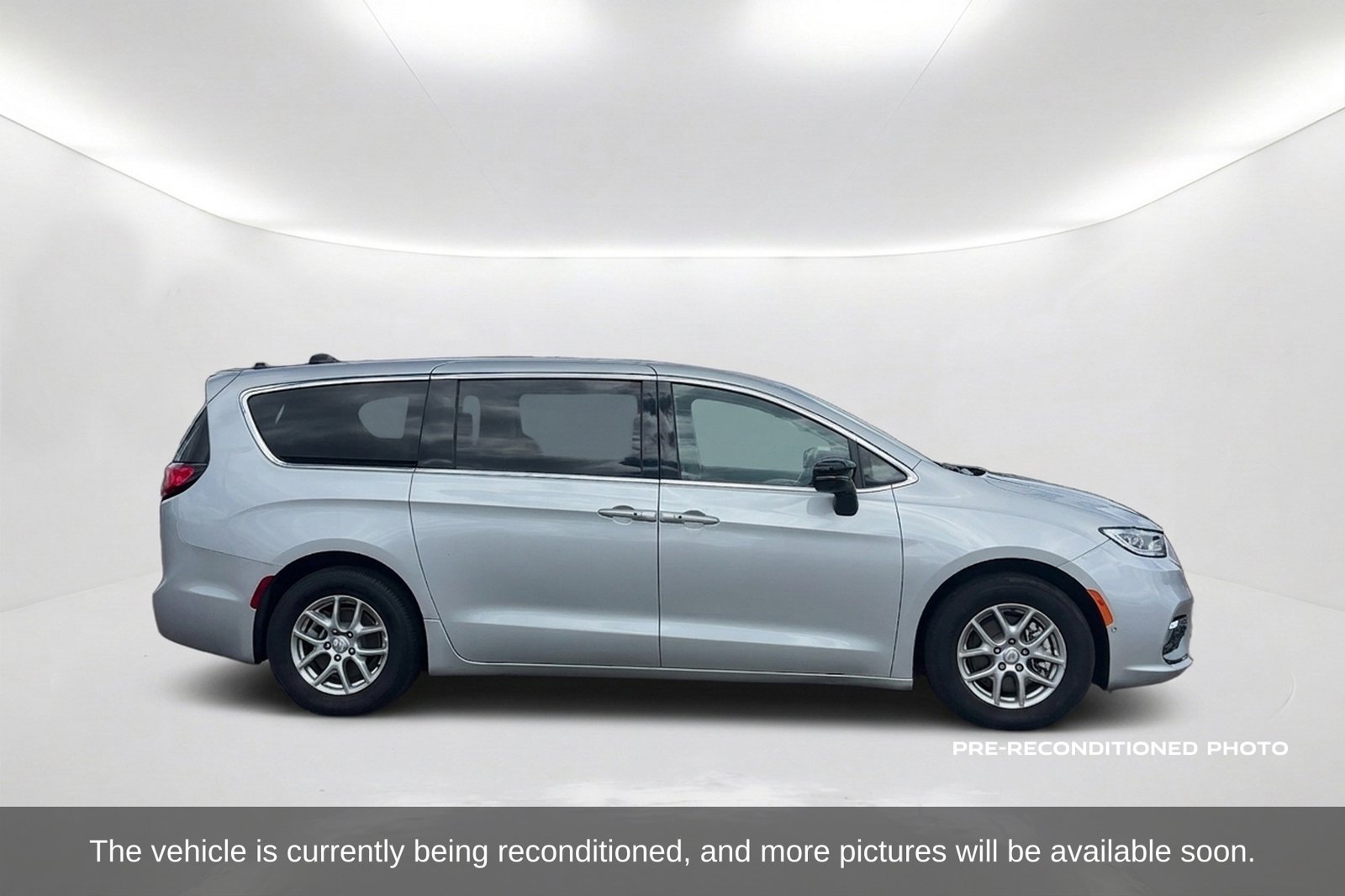 Used 2026 Chrysler Pacifica Select Minivan/Van