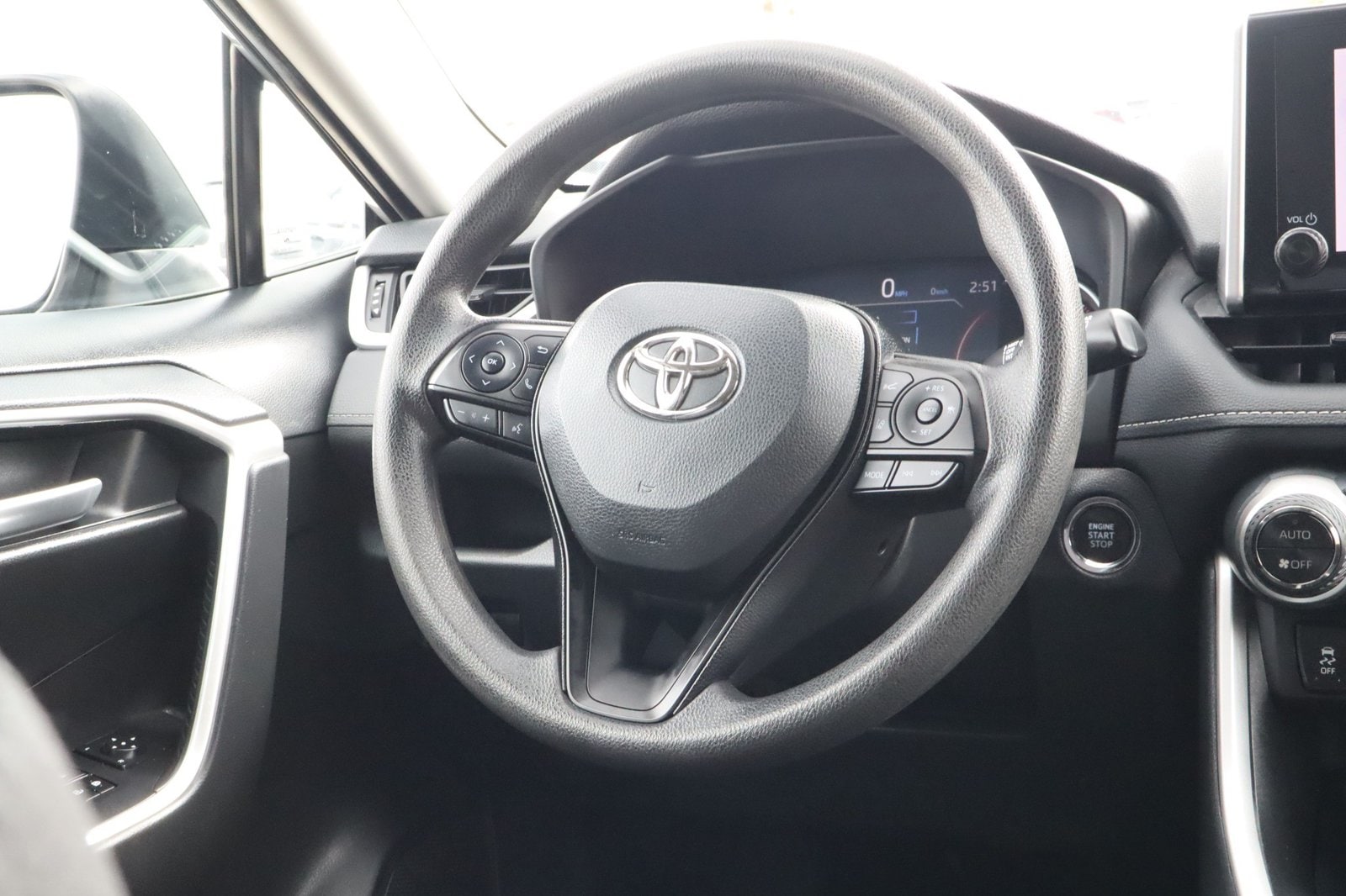 2024 Toyota RAV4 XLE - Photo 28