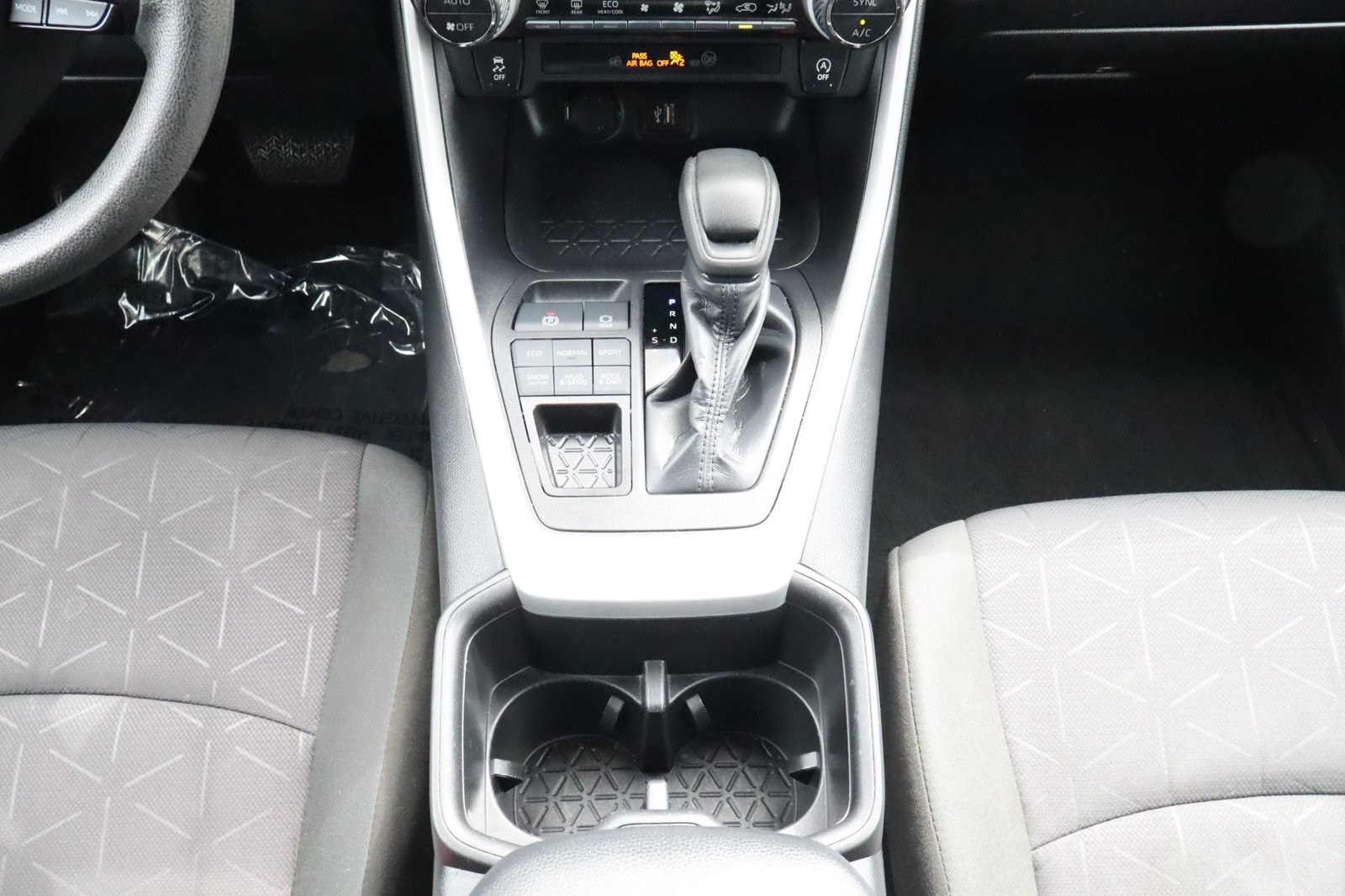 2024 Toyota RAV4 XLE - Photo 32