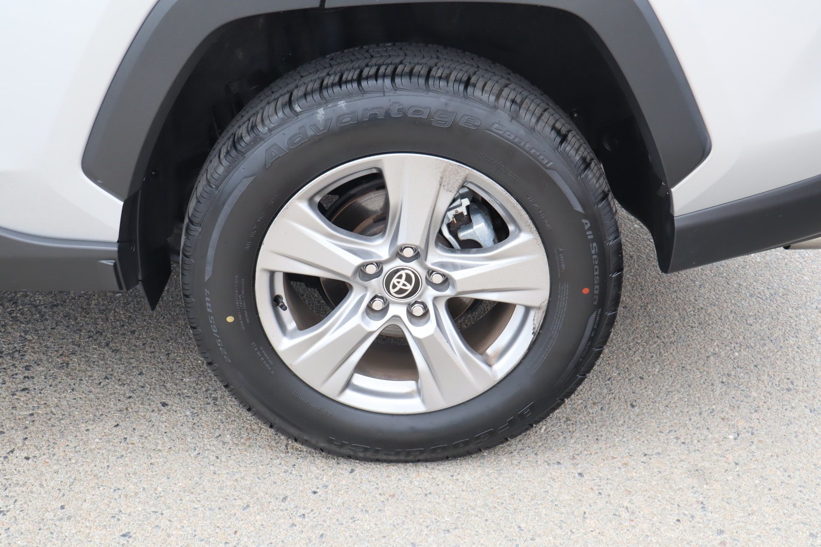 2024 Toyota RAV4 XLE - Photo 13