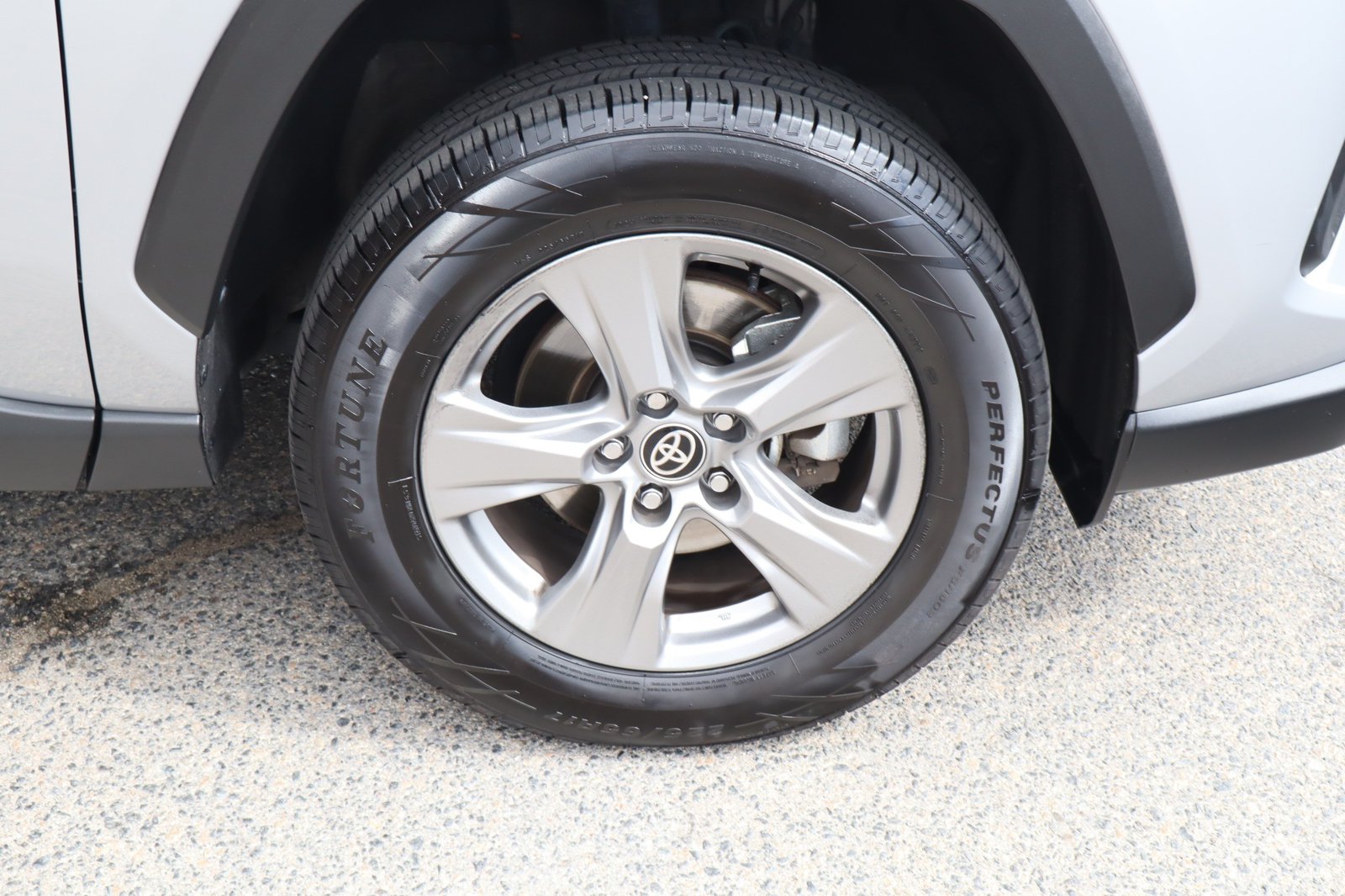 2024 Toyota RAV4 XLE - Photo 10