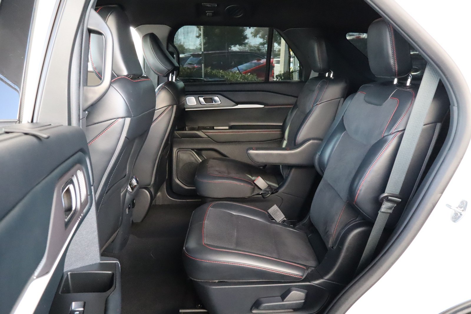2025 Ford Explorer ST - Photo 36
