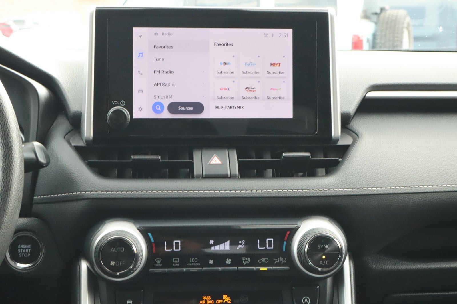 2024 Toyota RAV4 XLE - Photo 30