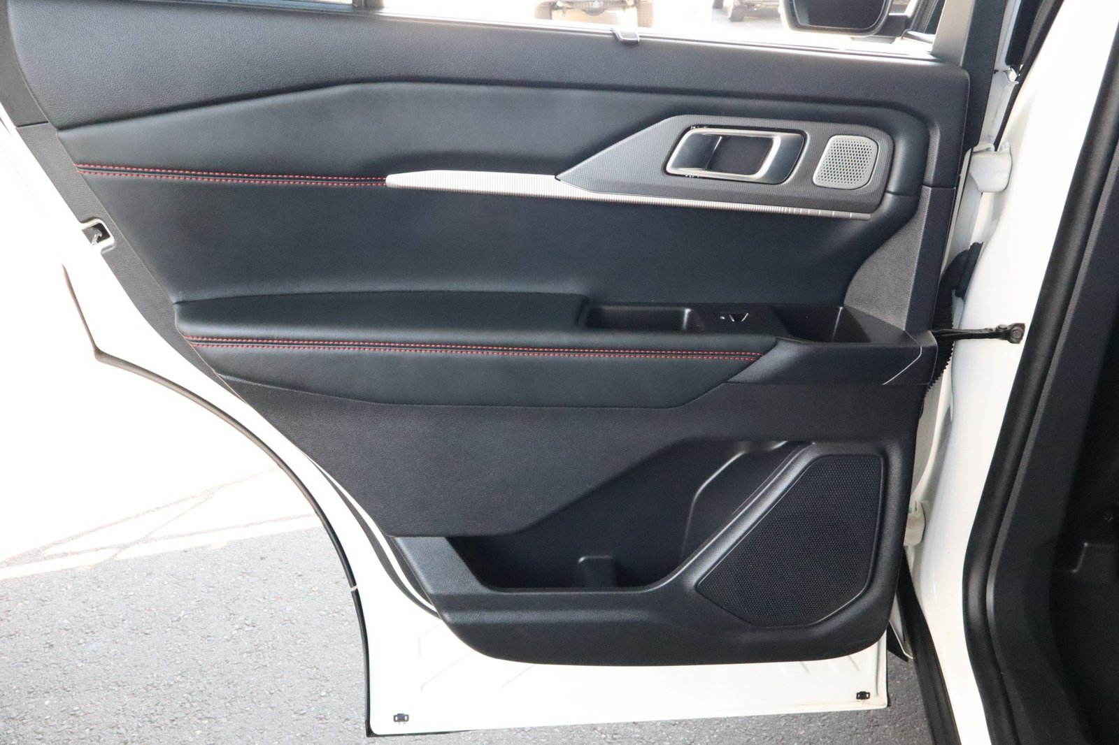 2025 Ford Explorer ST - Photo 37