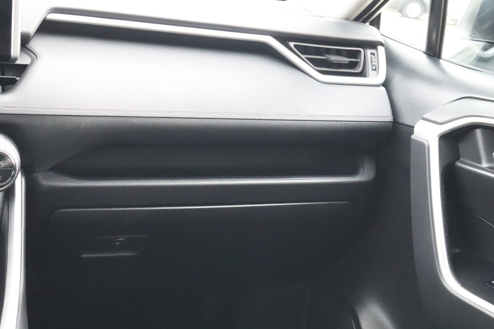 2024 Toyota RAV4 XLE - Photo 31