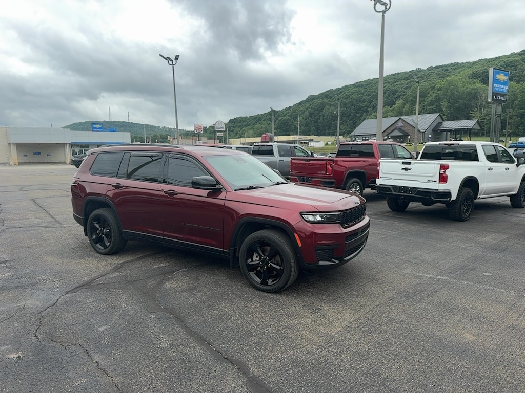 Used 2023 Jeep Grand Cherokee L Laredo SUV