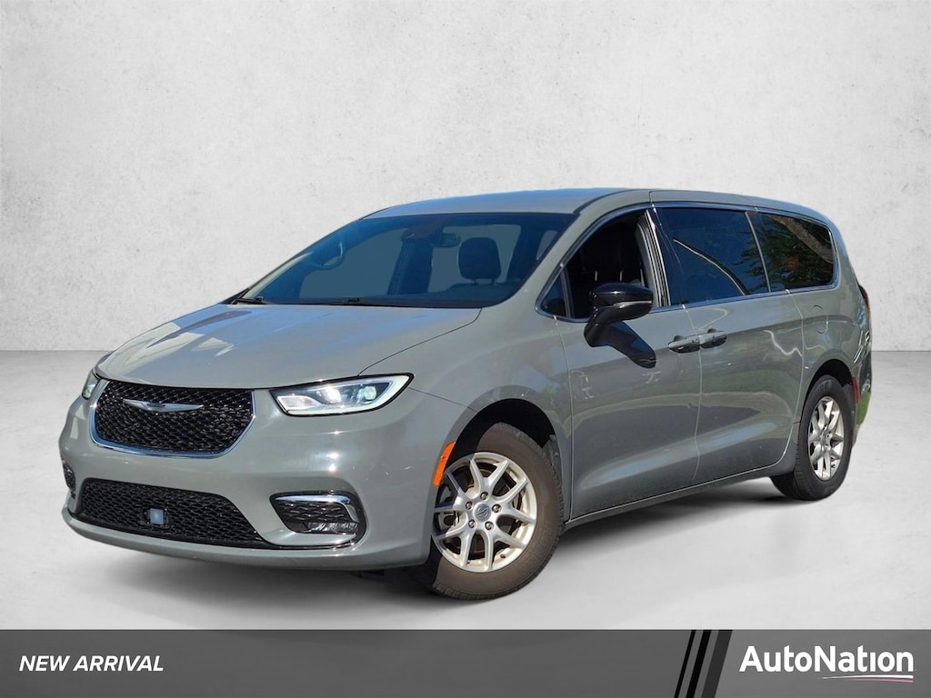 Used 2025 Chrysler Pacifica Select Van Passenger Van