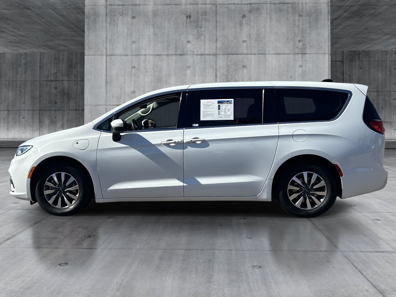 Used 2023 Chrysler Pacifica Hybrid Touring L Minivan/Van