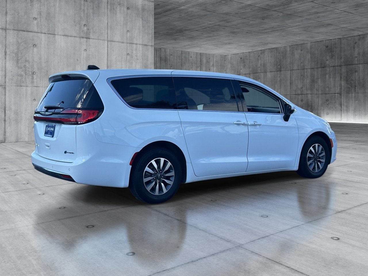 Used 2023 Chrysler Pacifica Hybrid Touring L Minivan/Van
