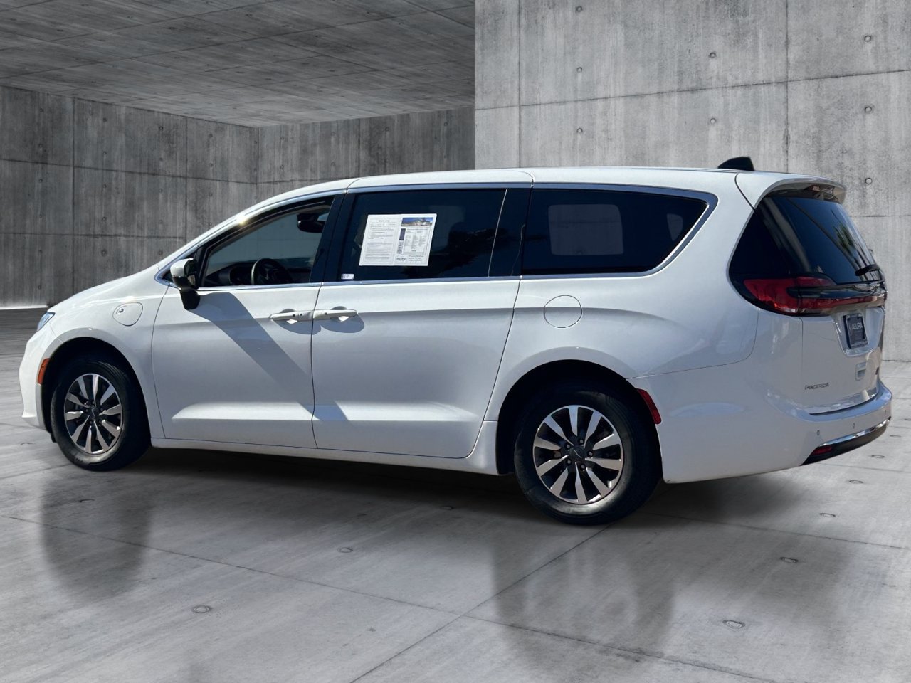 Used 2023 Chrysler Pacifica Hybrid Touring L Minivan/Van