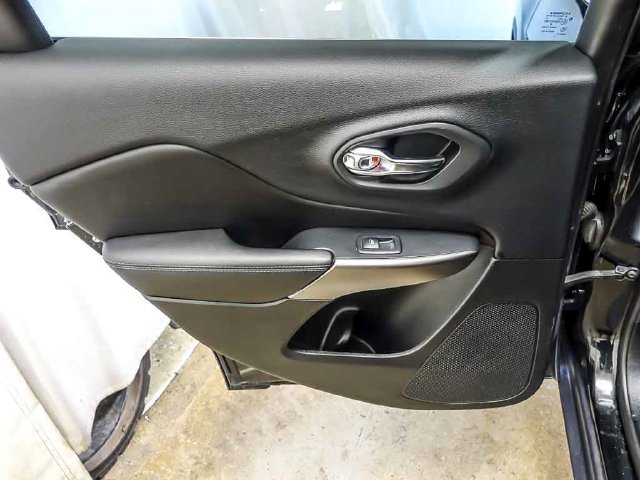 2019 Jeep Cherokee Latitude Plus - Photo 22