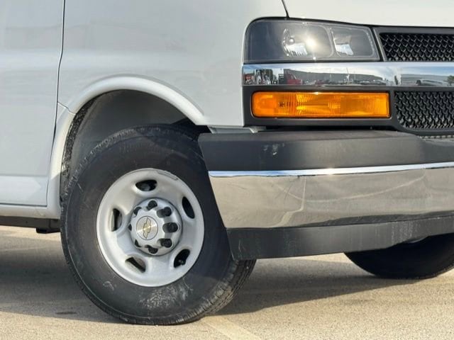 2025 Chevrolet Express Cargo Work Van - Photo 4