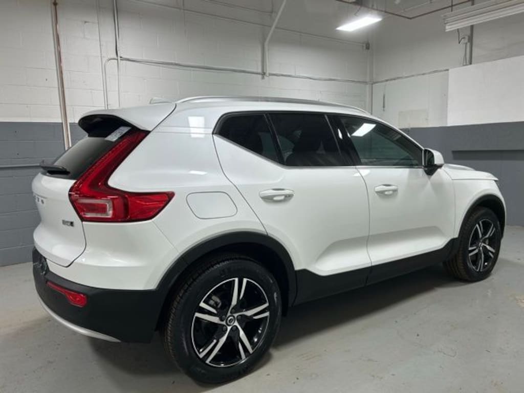 Used 2025 Volvo XC40 B5 Core SUV