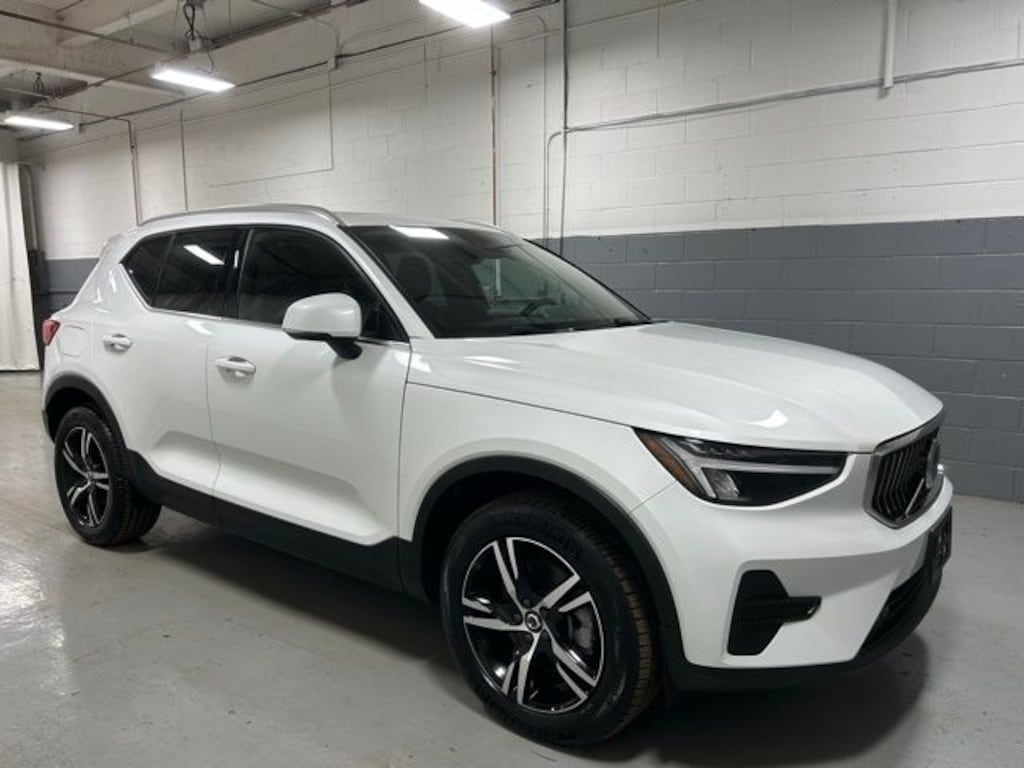 Used 2025 Volvo XC40 B5 Core SUV