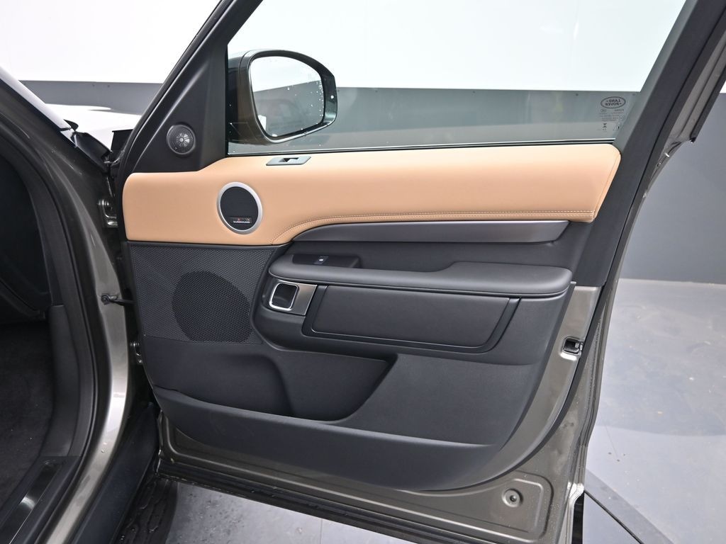 Certified 2025 Land Rover Discovery P360 Metropolitan Edition SUV