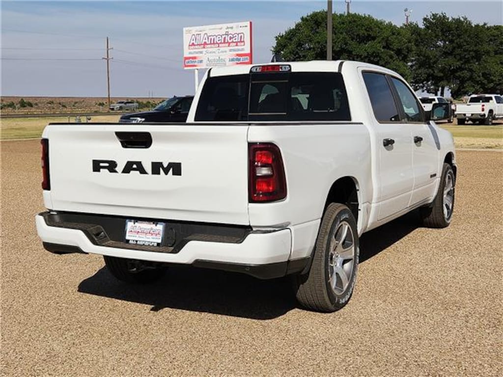 New 2026 Ram 1500 EXPRESS CREW CAB 4X2 5'7 BOX Pickup