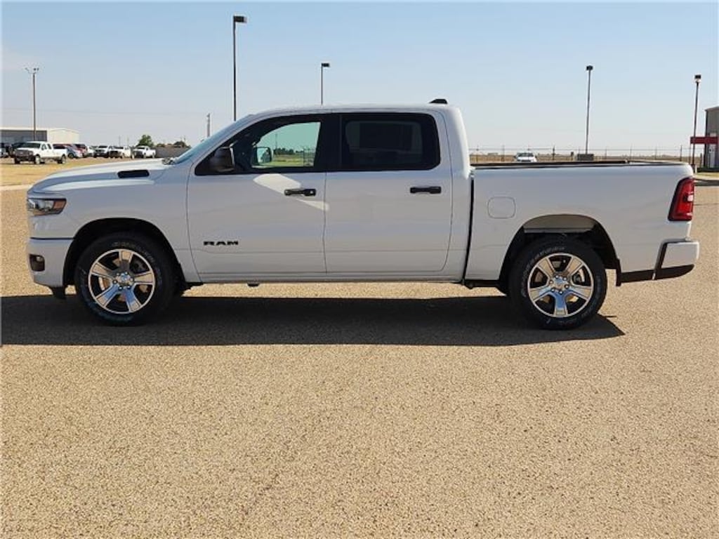 New 2026 Ram 1500 EXPRESS CREW CAB 4X2 5'7 BOX Pickup