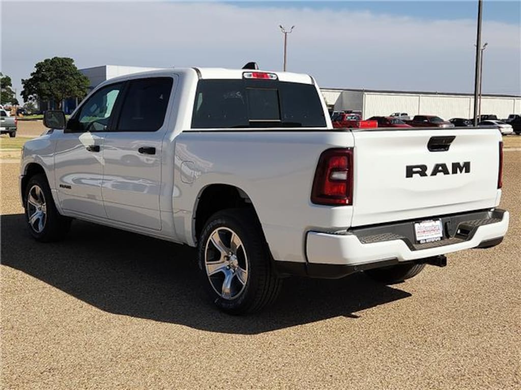 New 2026 Ram 1500 EXPRESS CREW CAB 4X2 5'7 BOX Pickup