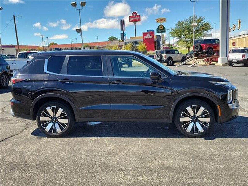 Used 2025 Mitsubishi Outlander SE