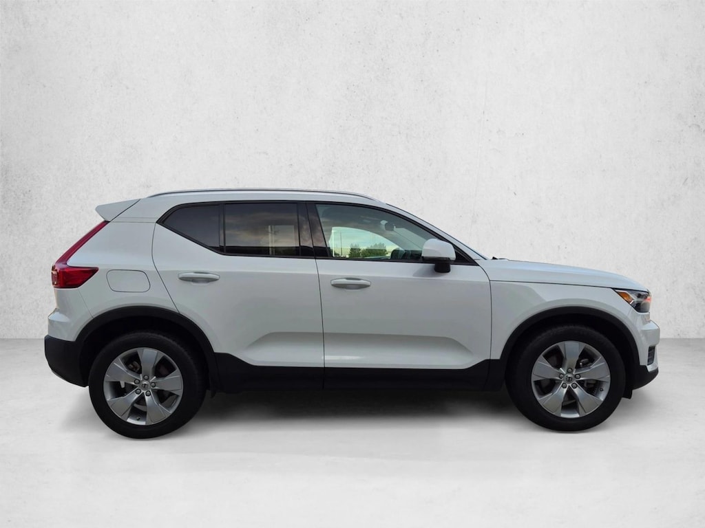 Used 2019 Volvo XC40 Momentum Sport Utility