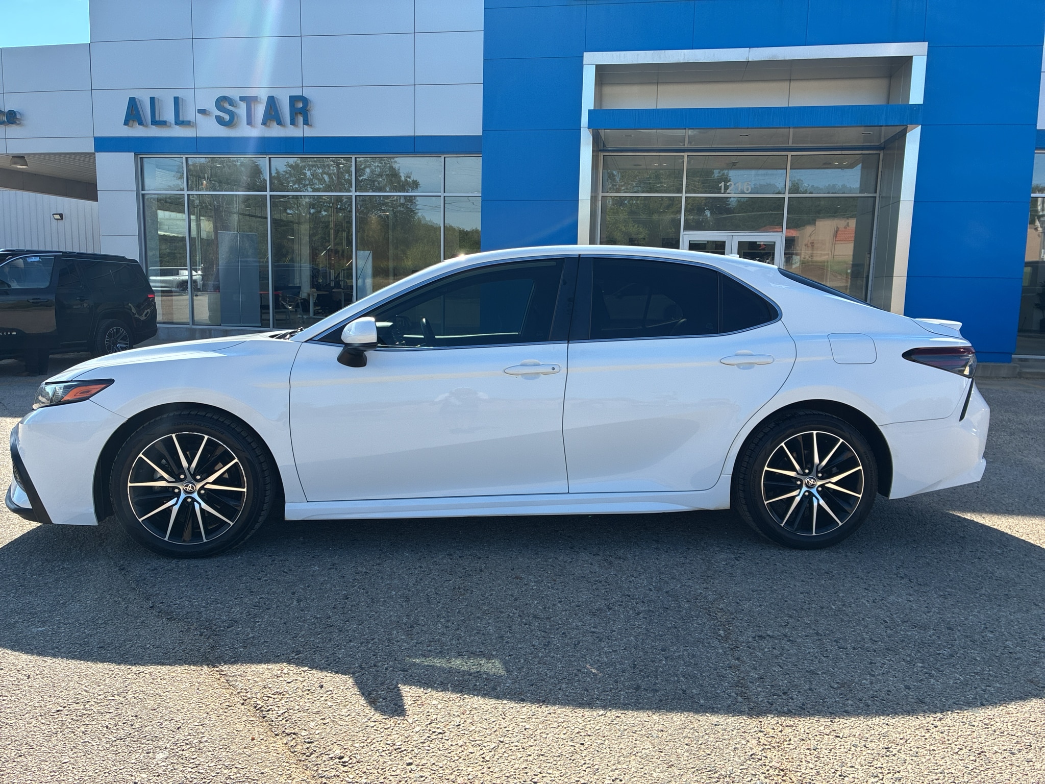 2021 Toyota Camry SE - Photo 4