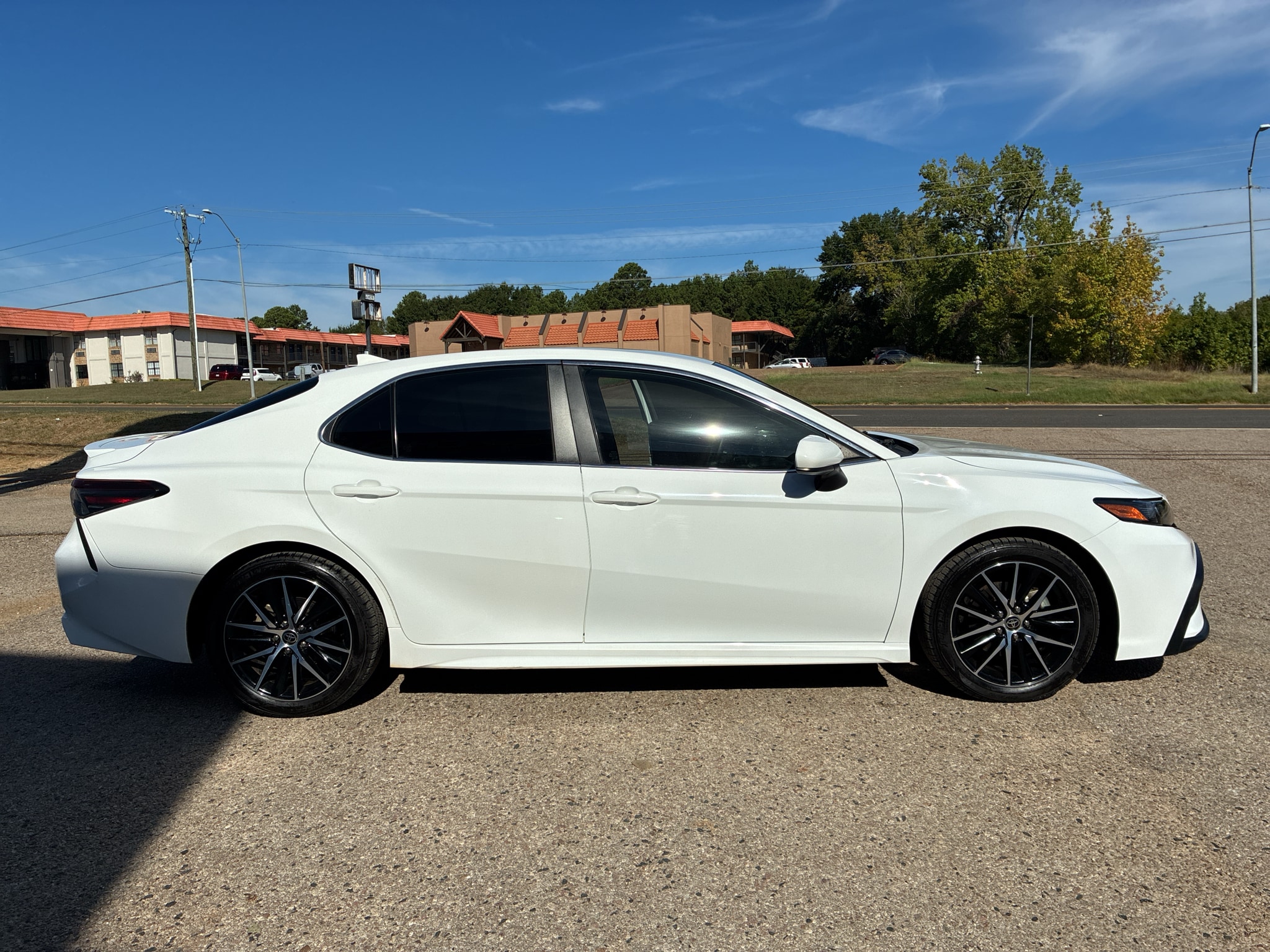 2021 Toyota Camry SE - Photo 12