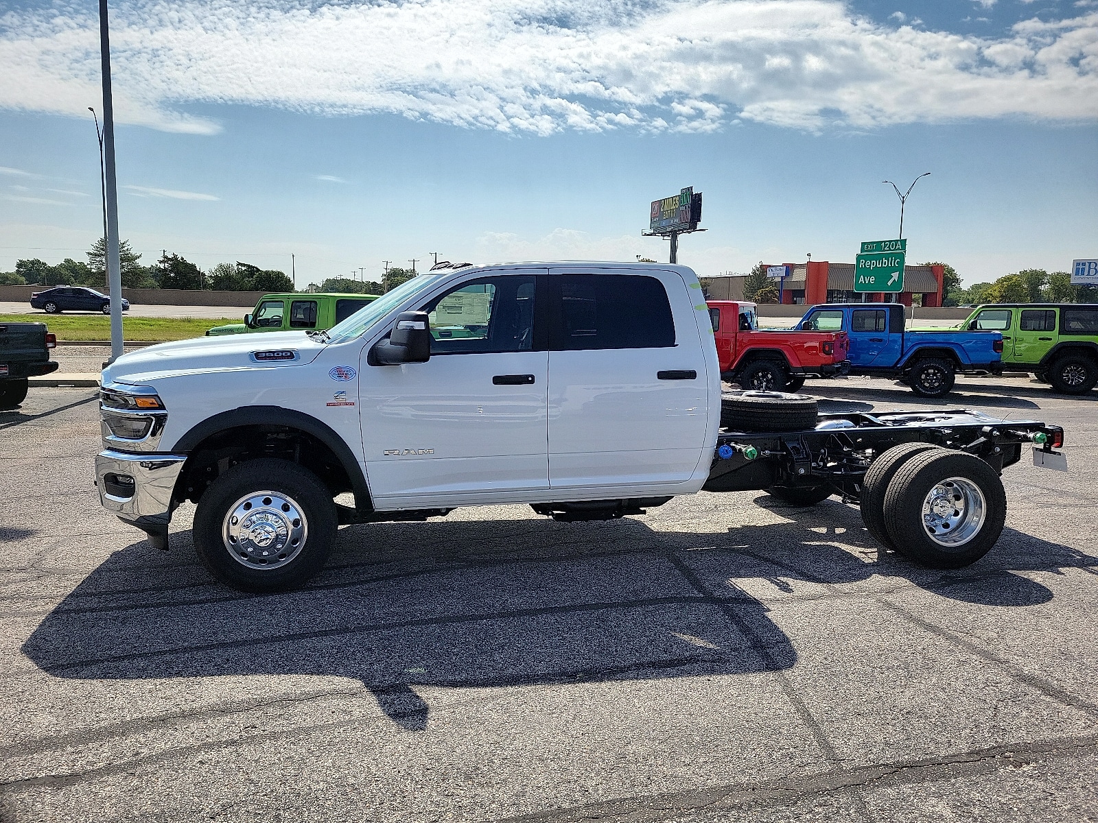 2026 RAM 3500 Chassis Big Horn - Photo 2