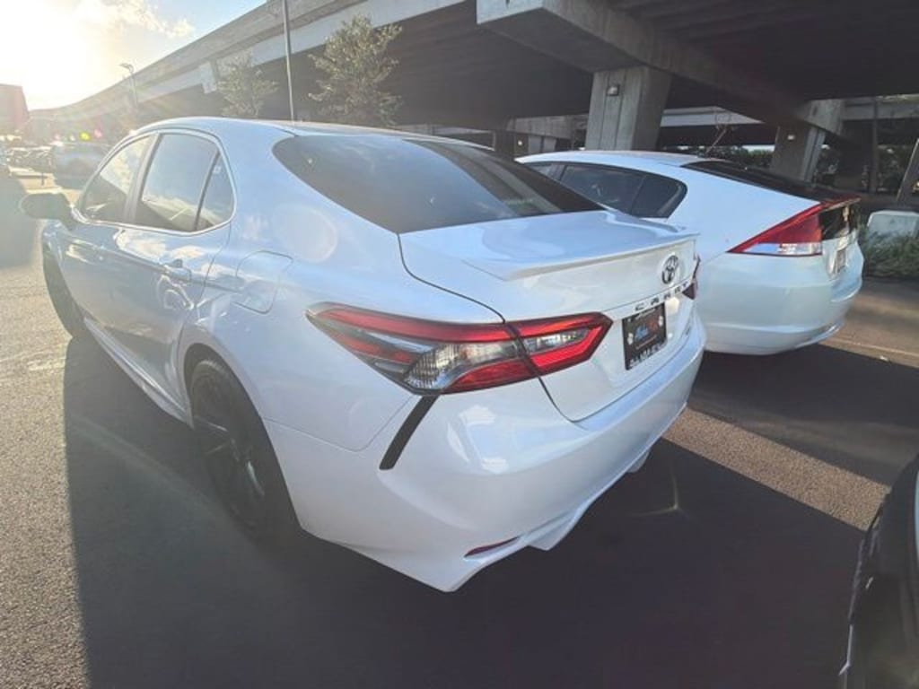 Used 2018 Toyota Camry SE Sedan