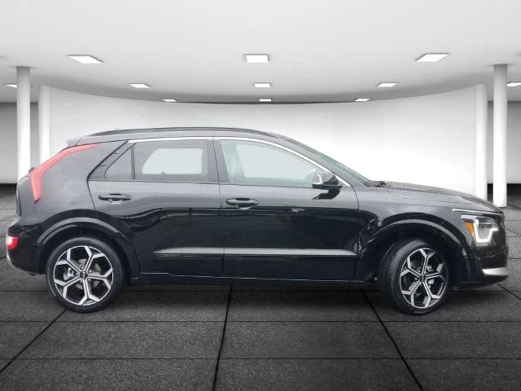 Used 2023 Kia Niro EX Touring SUV