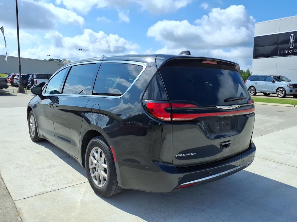 Used 2024 Chrysler Pacifica Touring L Passenger Van