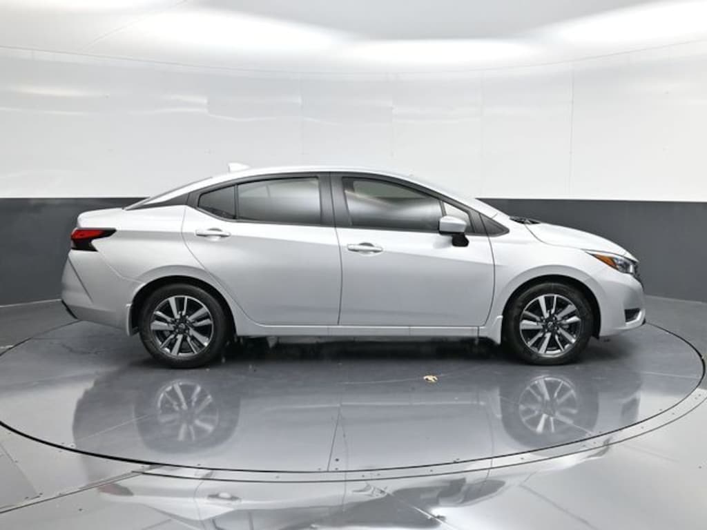 New 2025 Nissan Versa 1.6 SV Sedan