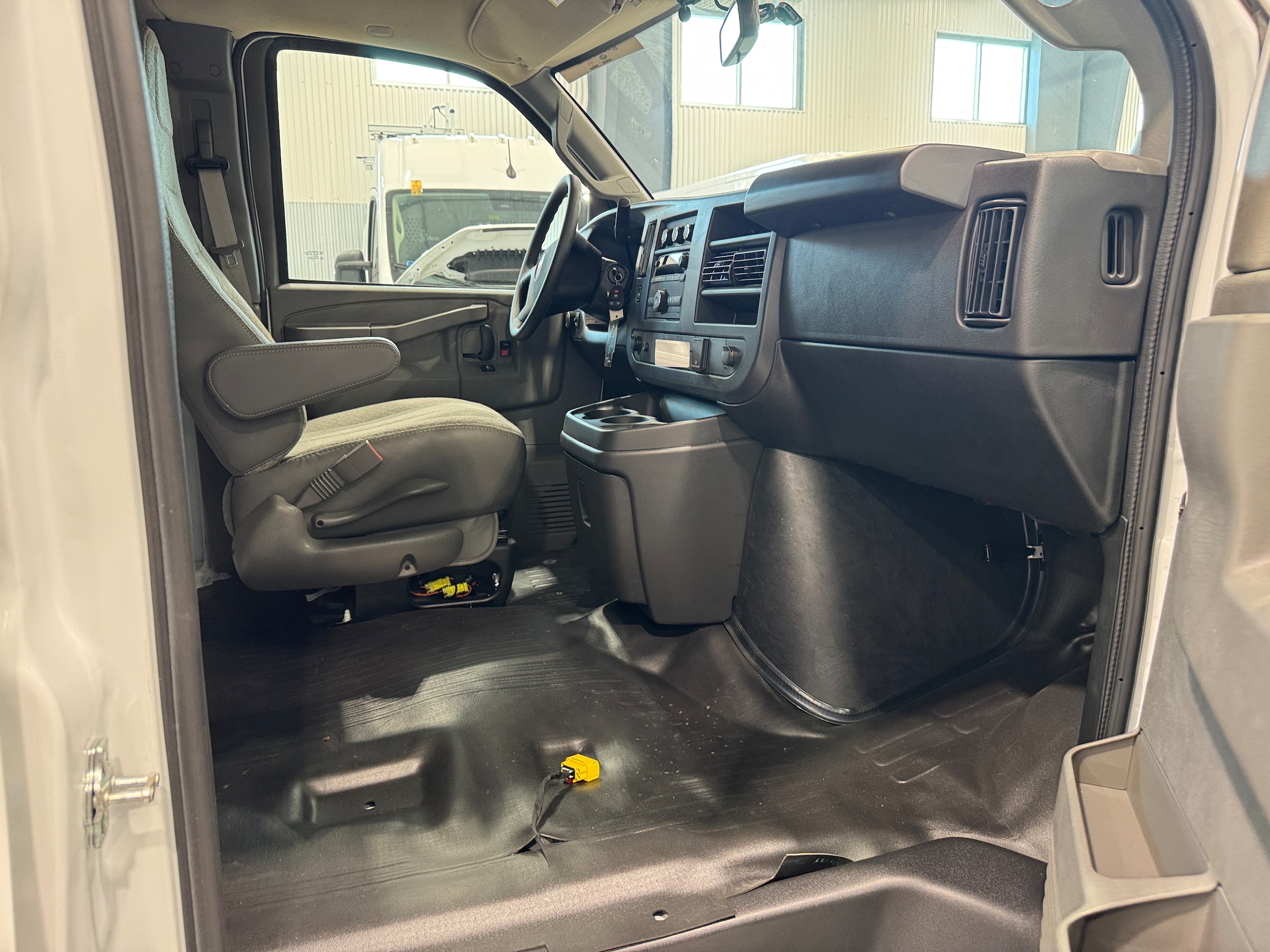 2025 Chevrolet Express Cargo Work Van - Photo 9